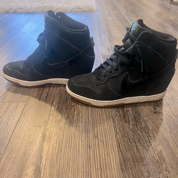 Women’s Nike Dunk Sky High Sneakers Size 5 Black - Picture 2 of 9